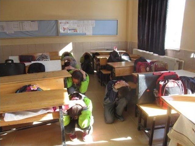 Korkuteli’nde Öğrencilere Deprem Tatbikatı