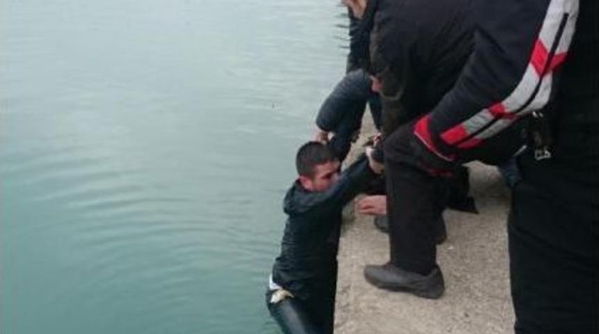 Polisten Ka&ccedil;mak I&ccedil;in Seyhan Nehri'ne Atladı