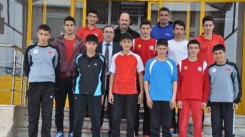 &Uuml;nl&uuml;er, T&uuml;rkiye Kros Şampiyonasına Katılacak Atletleri Ziyaret Etti