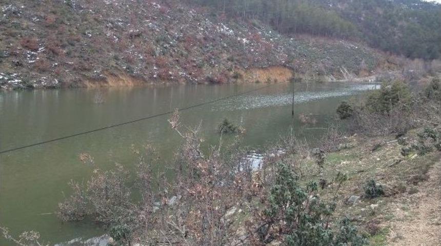 Barajda Sular Y&uuml;kselince Telefon Hatları Suyun Ortasında Kaldı