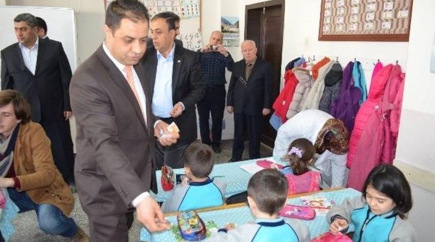 Mtb, Okullarda Kayısı Dağıttı