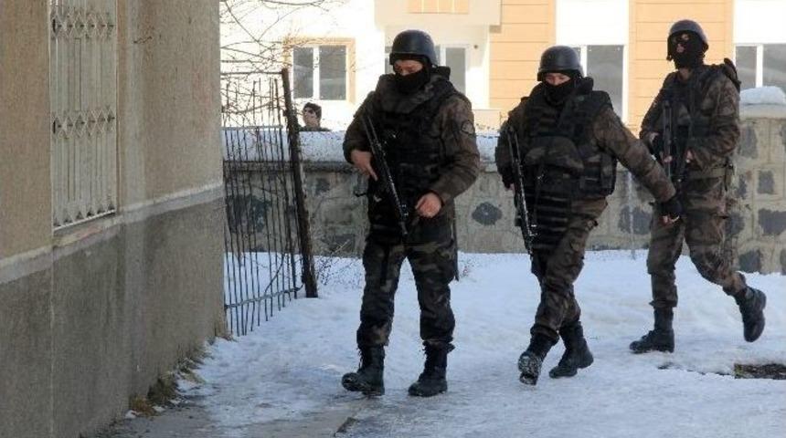 Babasını Baltayla Yaralayan Şahıs Kendini Eve Kapattı