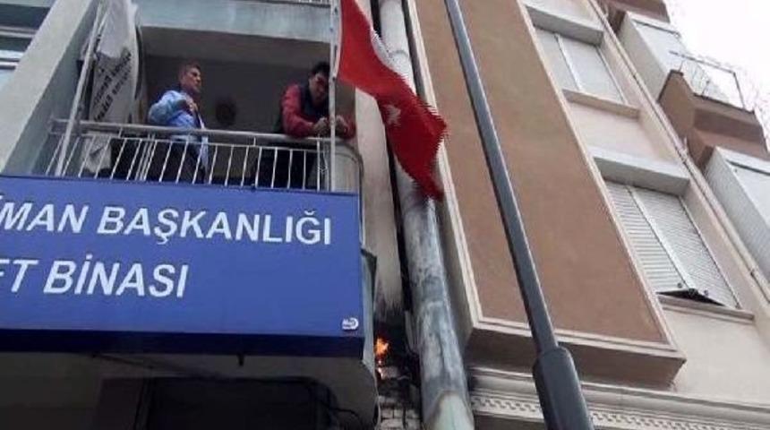 T&uuml;rk Bayrağını Yanmaktan Son Anda Kurtardılar