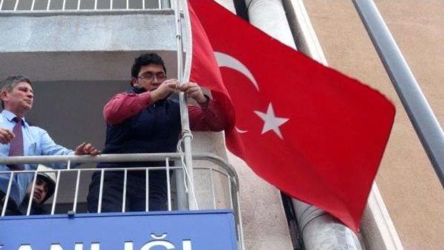 Türk Bayrağını Yanmaktan Son Anda Kurtardılar