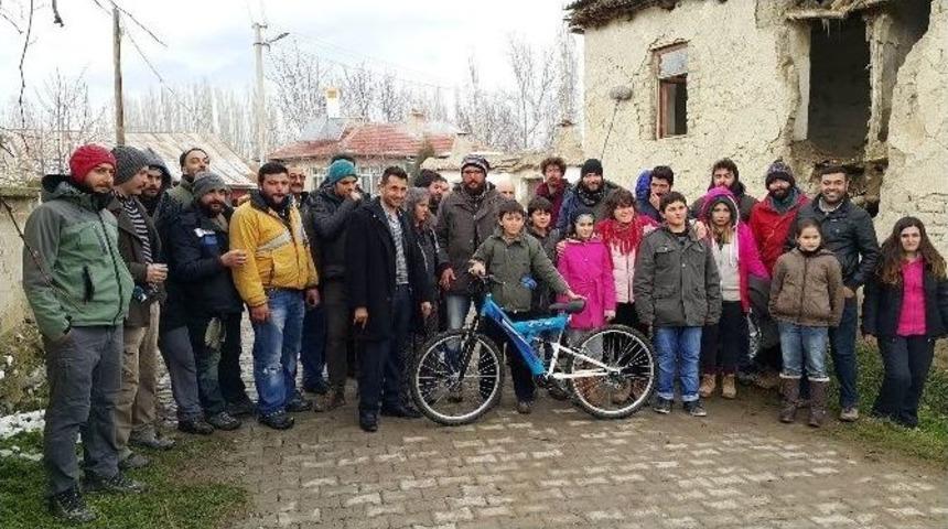 Mavi Bisiklet&rsquo;in Başrol Oyuncusuna Mavi Bisiklet