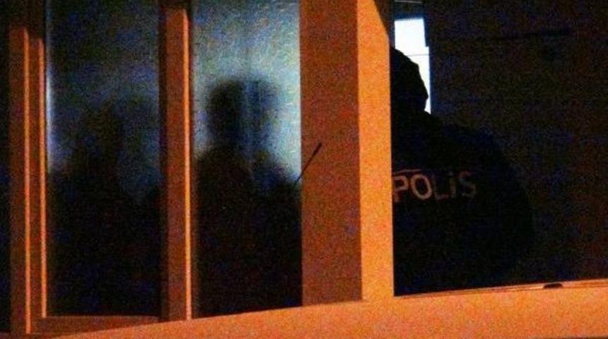 Boğazına Bı&ccedil;ak Dayayıp Terk Eden Eşinin Eve D&ouml;nmesini Istedi