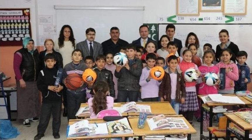 &Ouml;ğrenciler Spor Malzemelerine Kavuştu
