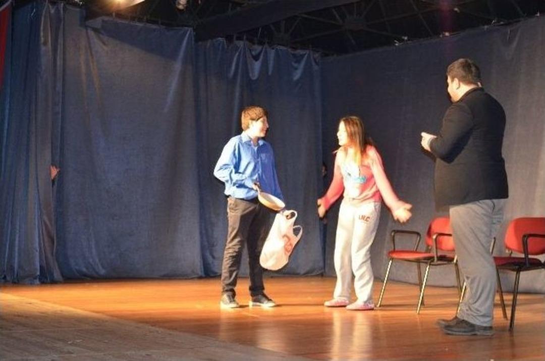 Başkan Bakıcı Tiyatrocu Gen&ccedil;leri Yalnız Bırakmadı