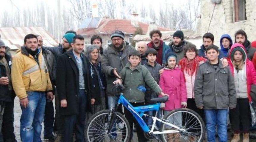 Başrol Oyuncusuna Bisiklet Hediye Edildi