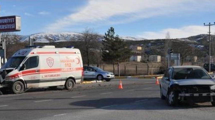 Sivas'ta Ambulans Otomobille &Ccedil;arpıştı: 1 Yaralı
