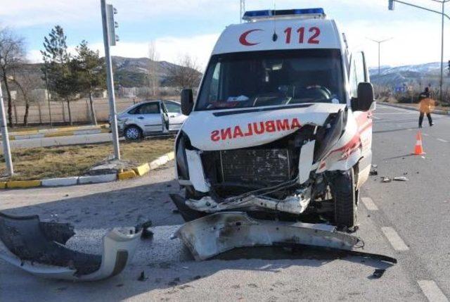 Sivas'ta Ambulans Otomobille Çarpıştı: 1 Yaralı