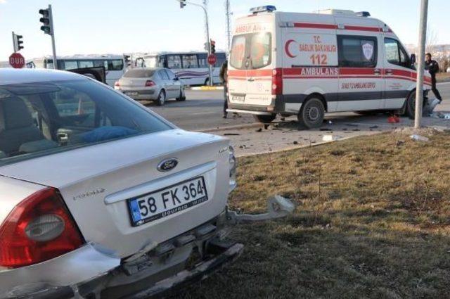 Sivas'ta Ambulans Otomobille Çarpıştı: 1 Yaralı