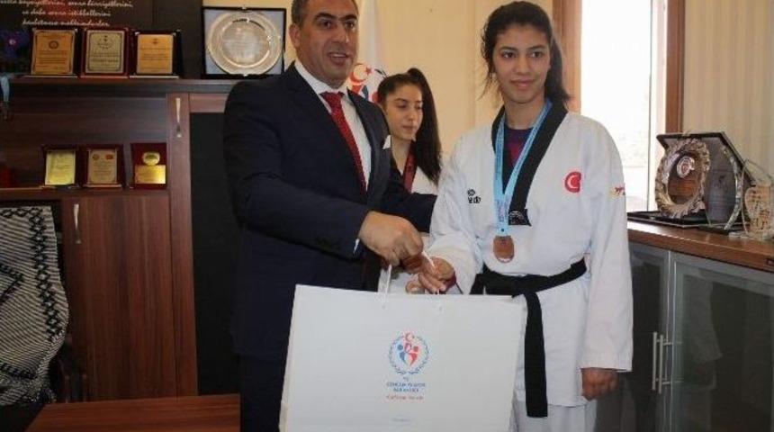 Avrupa Şampiyonu Tekvandoculardan, Gen&ccedil;lik Ve Spor İl M&uuml;d&uuml;r&uuml; Şiran&rsquo;a Ziyaret