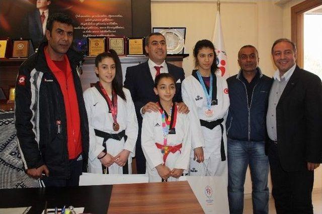 Avrupa Şampiyonu Tekvandoculardan, Gençlik Ve Spor İl Müdürü Şiran’a Ziyaret