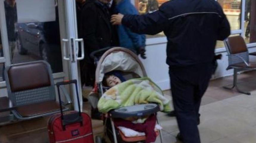 Otogara Terk Edilen Erkek &Ccedil;ocuğuna Polis Sahip &Ccedil;ıktı