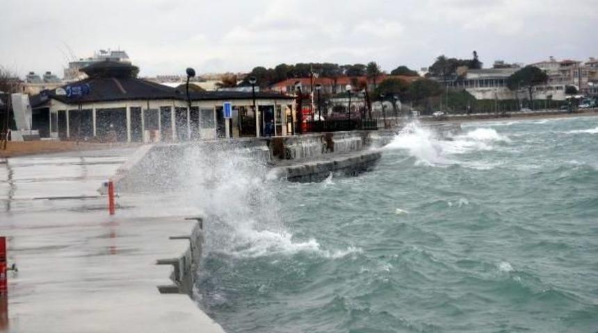 Didim'de Dev Dalgalar Kıyıyı D&ouml;vd&uuml;