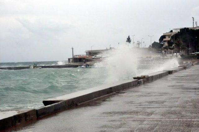 Didim'de Dev Dalgalar Kıyıyı Dövdü