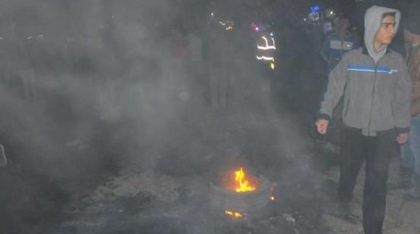 Lastik Yakıp Elektrik Kesintilerini Protesto Ettiler