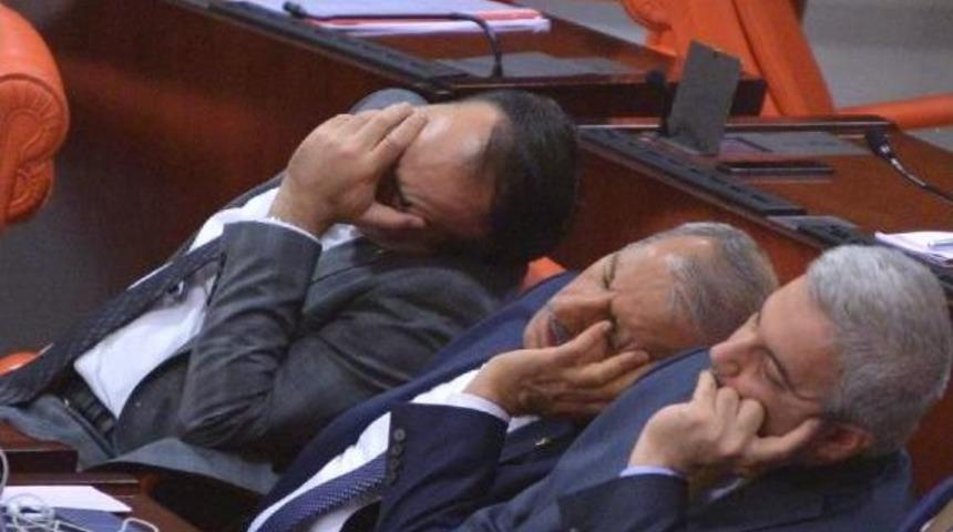 Meclis'te Milletvekilleri Uyukladı