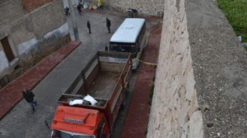 Duvardan D&uuml;şen Gen&ccedil;lerden Biri Hayatını Kaybetti