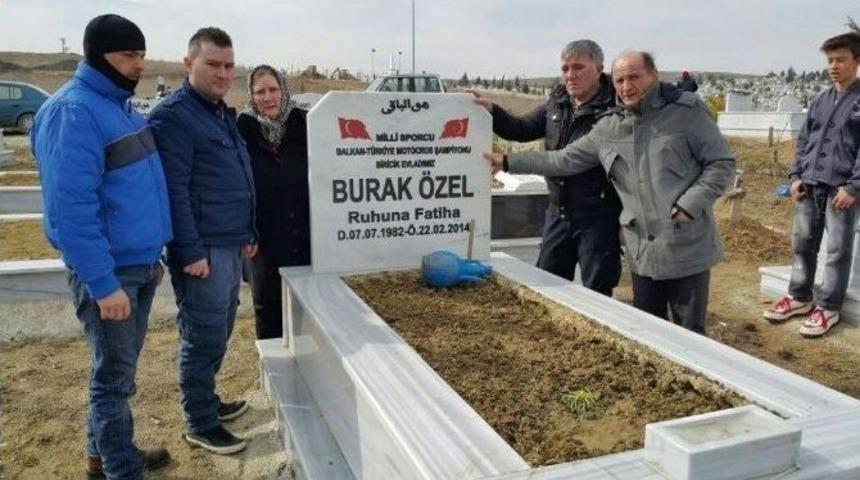 Milli Sporcu, T&uuml;rkiye Motokros Şampiyonu Burak &Ouml;zel Mezarı Başında Anıldı