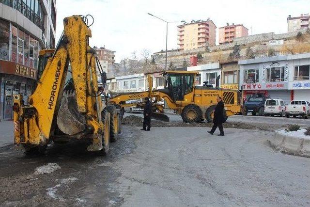 Belediyeden Buz Temizleme Çalışması