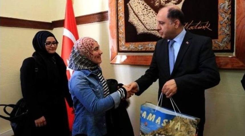 Vali &Ccedil;omaktekin Hollanda&rsquo;dan Gelen T&uuml;rk Gen&ccedil;leri Kabul Etti