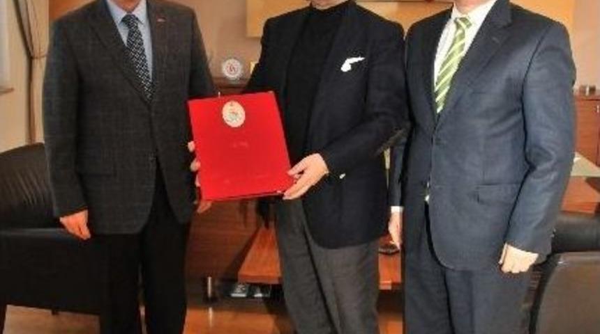 İş Adamı Kasapoğlu&rsquo;ndan Hayırseverler Okulu&rsquo;na 100 Bin Tl Bağış