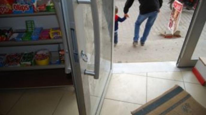 Hırsızlar Marketten Sigaraları Alıp Ka&ccedil;tı