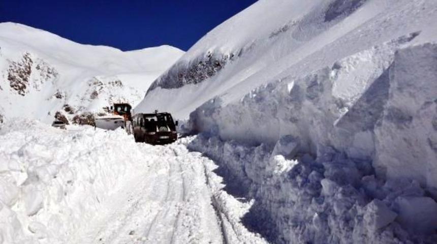 Çığ Düşen Van-Bahçesaray Yolu 4 Günde Açıldı