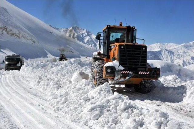 Çığ Düşen Van-Bahçesaray Yolu 4 Günde Açıldı