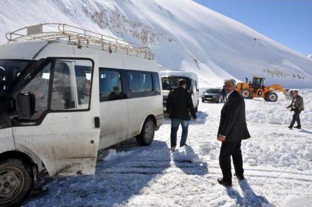 Çığ Düşen Van-Bahçesaray Yolu 4 Günde Açıldı