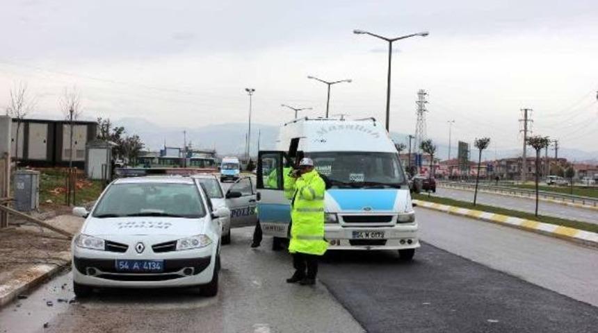 Minibüs Ve Dolmuşlarda Camlara Filim Ve Aksesuar Denetimi