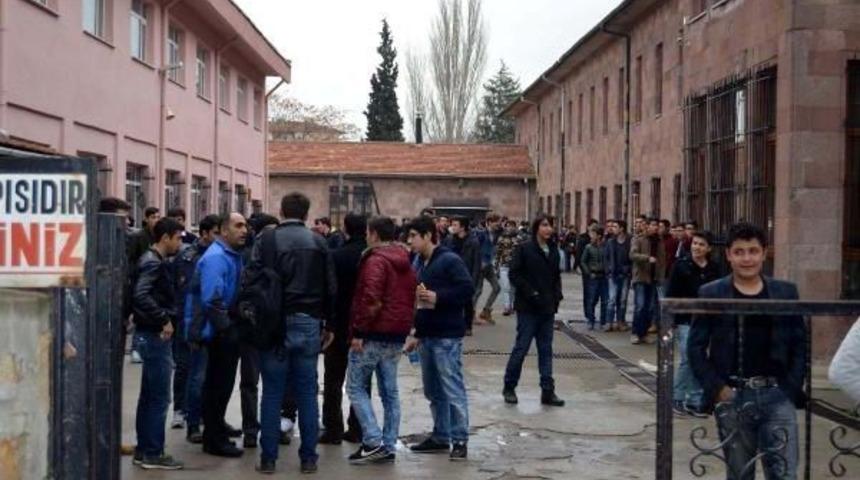 'üzerimde Bomba Var' Deyip Okula Girdi, Paniğe Neden Oldu