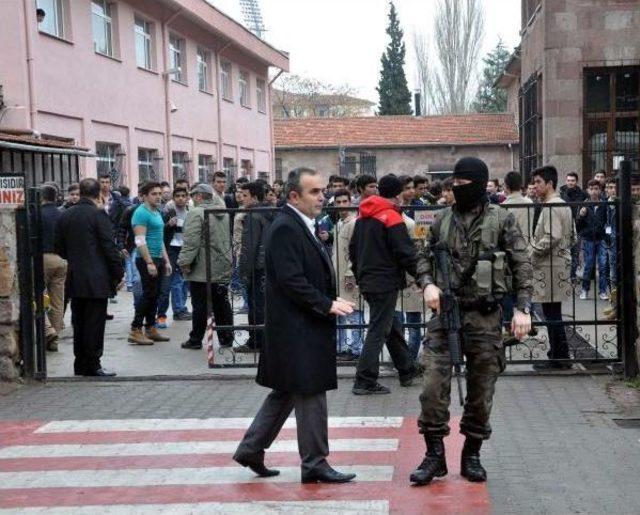 'üzerimde Bomba Var' Deyip Okula Girdi, Paniğe Neden Oldu