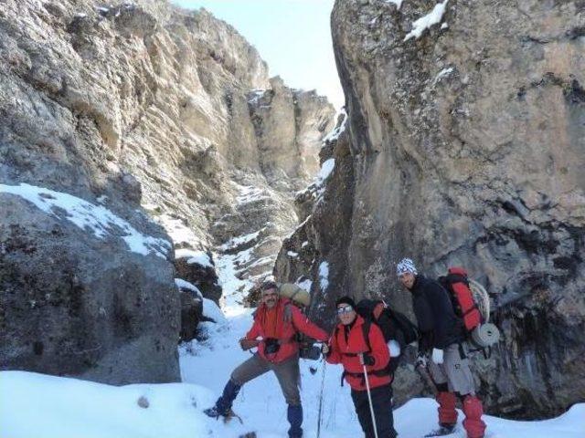 Hakkari'de 3260 Rakımlı Samur Dağı'na Ilk Tırmanış