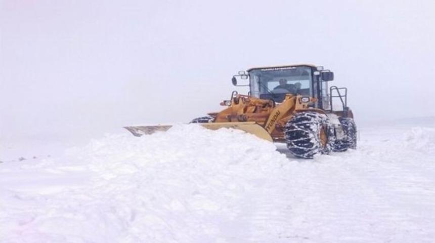 Yıldızeli&rsquo;nde Karla M&uuml;cadelede Sona Gelindi