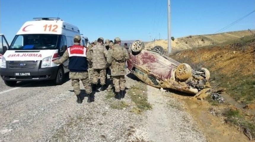 Adıyaman&rsquo;da Otomobil Şarampole Yuvarlandı