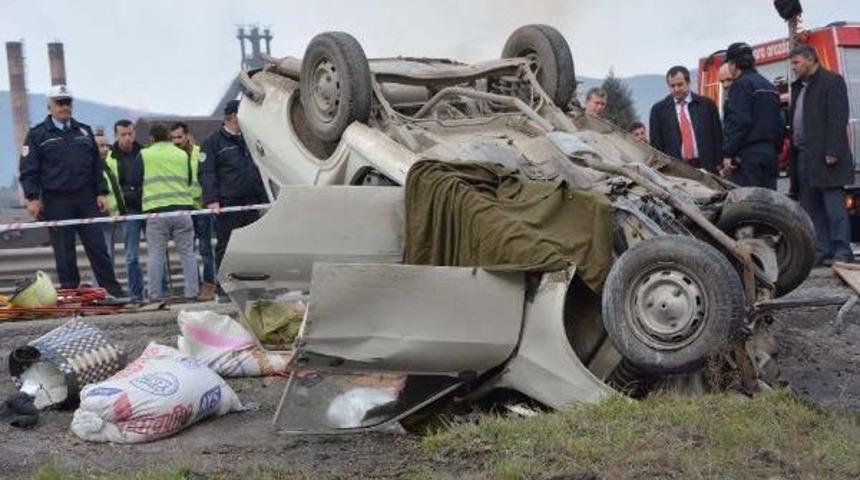 Otomobil, Emniyet Şeridine Park Eden Otomobile &Ccedil;arptı: 1 &Ouml;l&uuml;