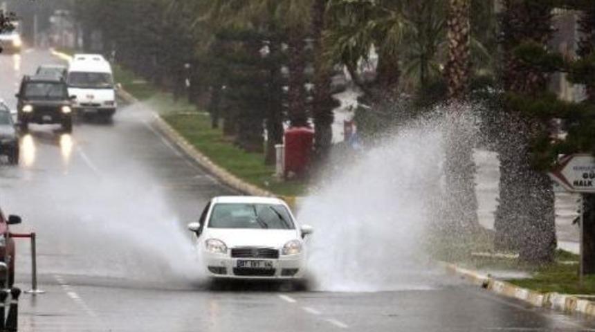 Yağmur Antalya'da Hayatı Olumsuz Etkiliyor