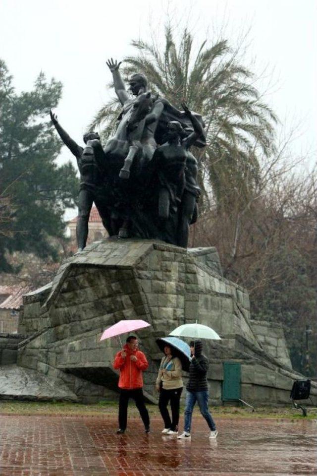 Yağmur Antalya'da Hayatı Olumsuz Etkiliyor