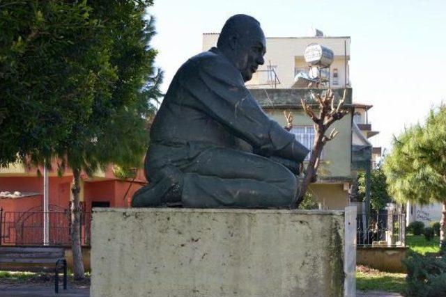 Merhum Belediye Başkanı Merzeci'nin Heykeline Saldırı