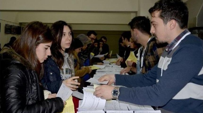 Gen&ccedil;lik Merkezlerine Kayıt İ&ccedil;in Kuyruk Oluşturdular