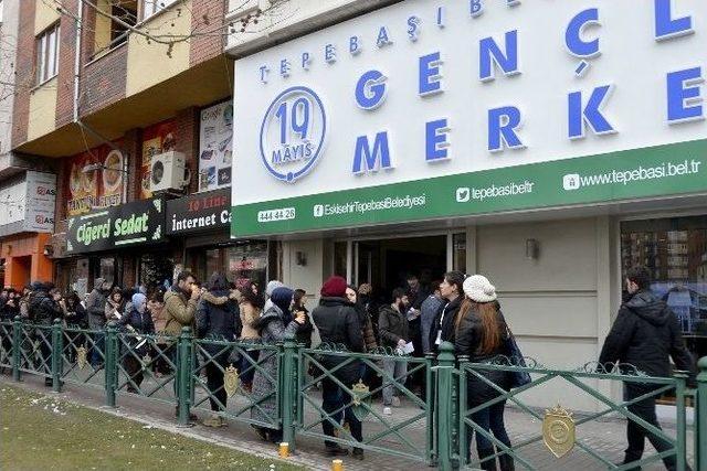 Gençlik Merkezlerine Kayıt İçin Kuyruk Oluşturdular