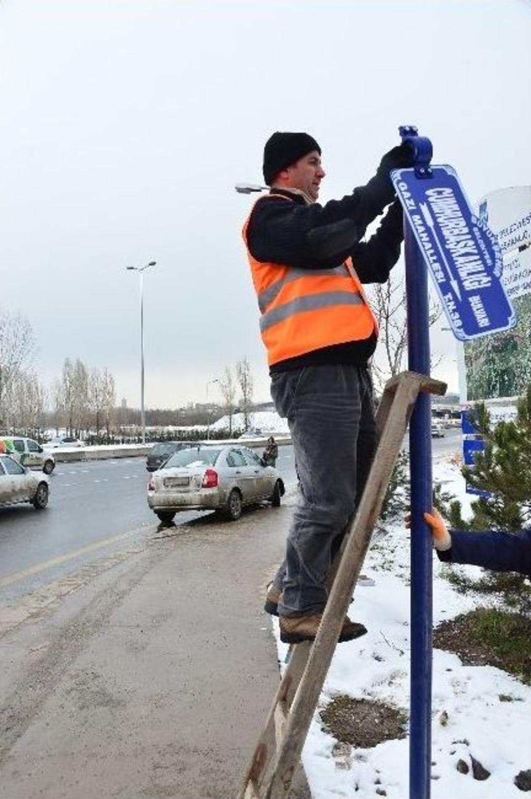 Cumhurbaşkanlığı Sarayı &Ccedil;evresindeki Bulvar Ve Caddelerin İsim Levhaları Takıldı