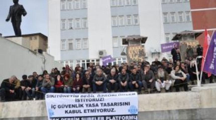 Dersim Kesk&rsquo;ten İ&ccedil; G&uuml;venlik Yasasına Karşı Oturma Eylemi