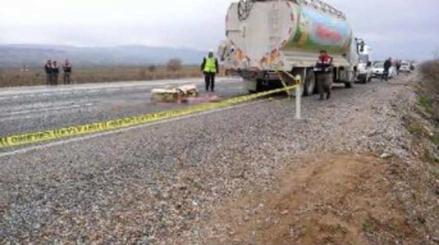 Yem Y&uuml;kl&uuml; Kamyonun Altında Kalıp &Ouml;ld&uuml;