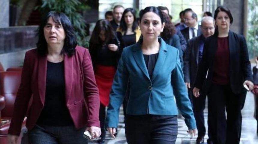 Figen Y&uuml;ksekdağ: T&uuml;rk Bayrağı Bug&uuml;n Kobani Halkının G&uuml;vencesiyle Orada Dalgalanıyor