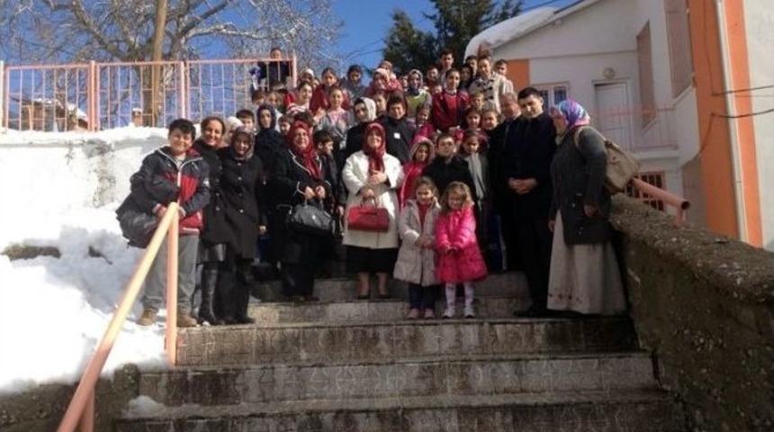 Başyayla&rsquo;da 75 &Ouml;ğrenciye Mont Dağıtıldı