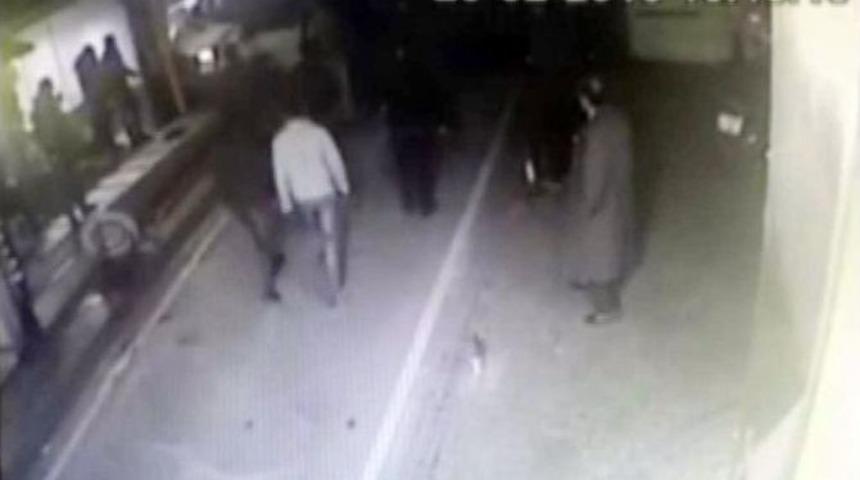 Minib&uuml;s&uuml;n Binaya &Ccedil;arpma Anı G&uuml;venlik Kamerasında